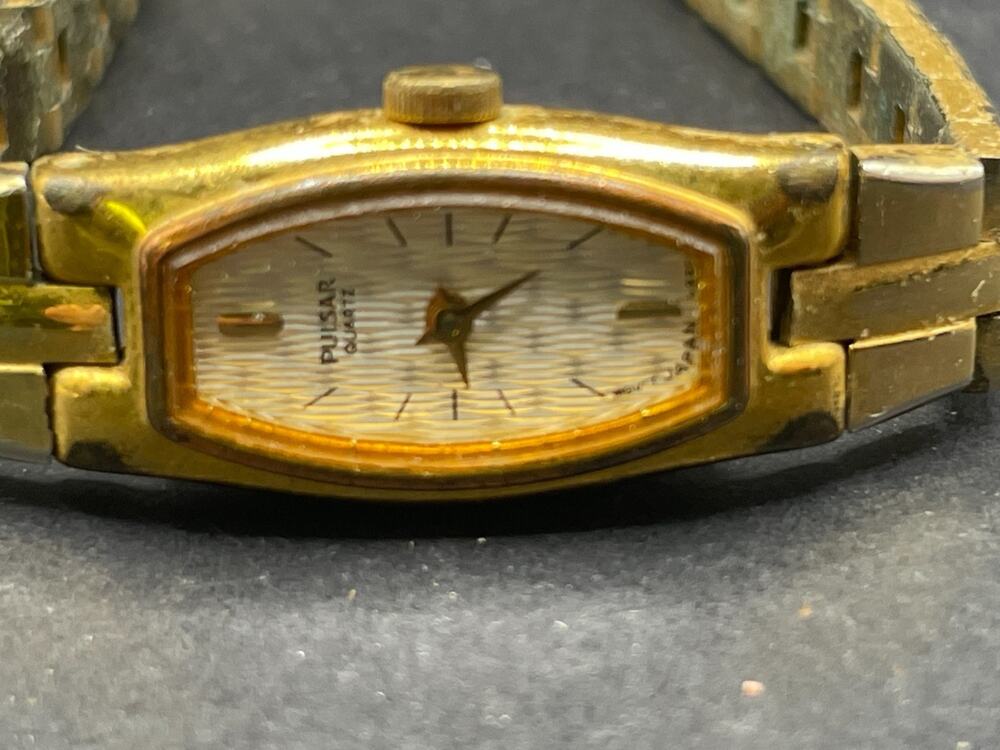 Pulsar V220-6270 Ladies Quartz Wristwatch Gold-Tone Textured White Dial 12mm
